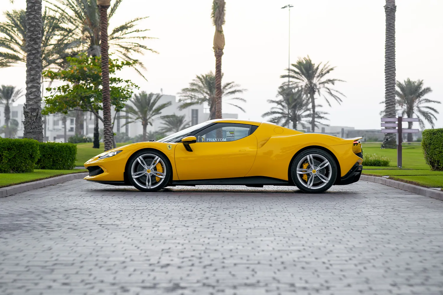 فيراري 296 GTB ممتلئ
